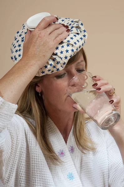 Frau Mit Eisbeutel Kopf Trinkwasser — Stockfoto