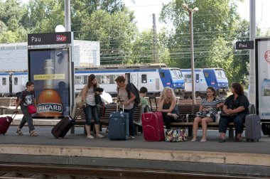 Bir demiryoluna bekleyen yolcular platformu Gare de Pau Güneybatı Fransa İstasyonu