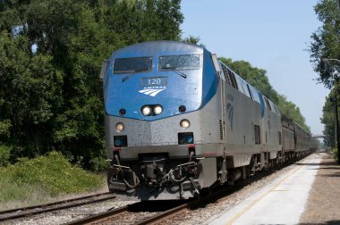 Amtrak tren yolcu tren yaklaşan Deland demiryolu İstasyonu Florida ABD
