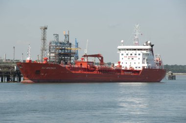 Fawley rafineri Southampton su İngiltere'de İngiltere'de Eli Knutsen Img 9409261 yanında