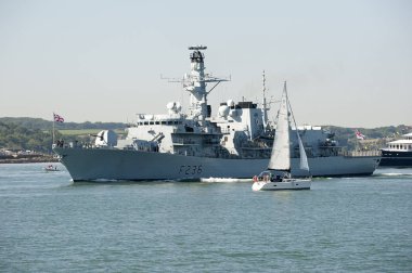 HMS Montrose F 236 bir Kraliyet Donanması türü 23 fırkateyn Isle of Wight İngiltere İngiltere kıyıları devam