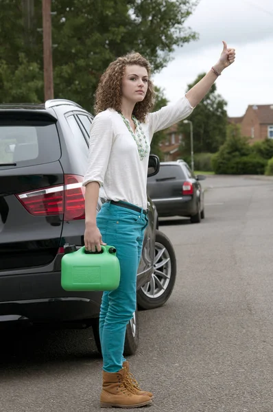 Молодая Женщина Автомобилистка Держит Зеленую Канистру Бензином Линяет Лифт — стоковое фото