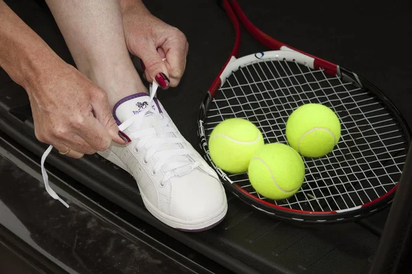 Tennisspieler Bindet Schnürsenkel — Stockfoto