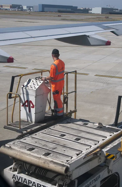 Bagagerie Aéroport Chargeant Des Sacs Dans Avion — Photo
