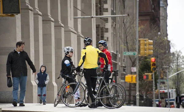 Велогонщики Прохожие Манхэттенской Улице Нью Йорке — стоковое фото