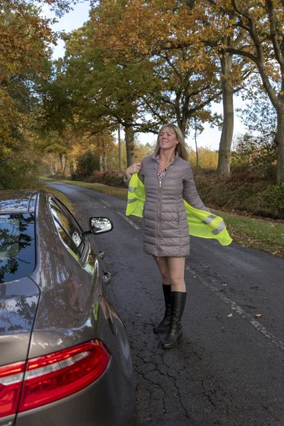 Vrouw Automobilist Door Haar Auto Zetten Een Reflecterend Veiligheidsvest — Stockfoto
