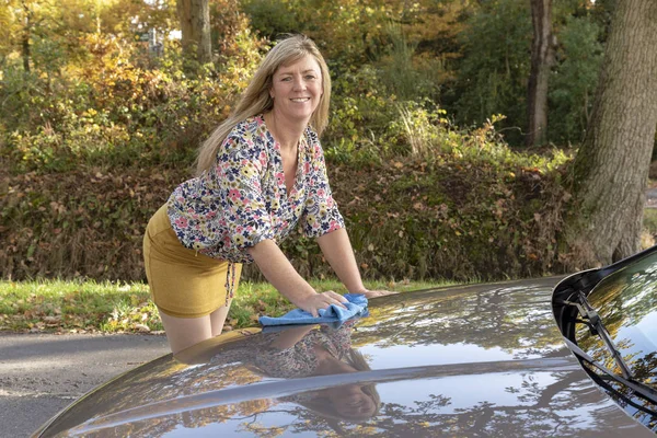 Vrouw Dragen Van Een Floral Boven Haar Auto Polijsten — Stockfoto