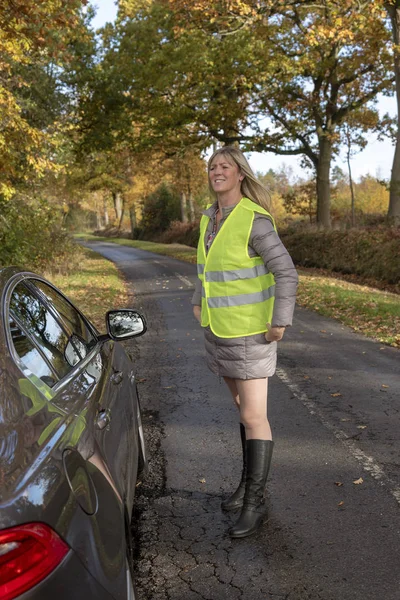 Vrouw Automobilist Door Haar Auto Zetten Een Reflecterend Veiligheidsvest — Stockfoto