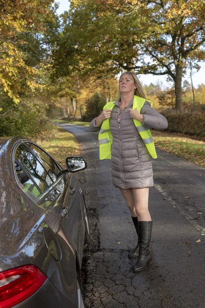 Vrouw Automobilist Door Haar Auto Zetten Een Reflecterend Veiligheidsvest — Stockfoto