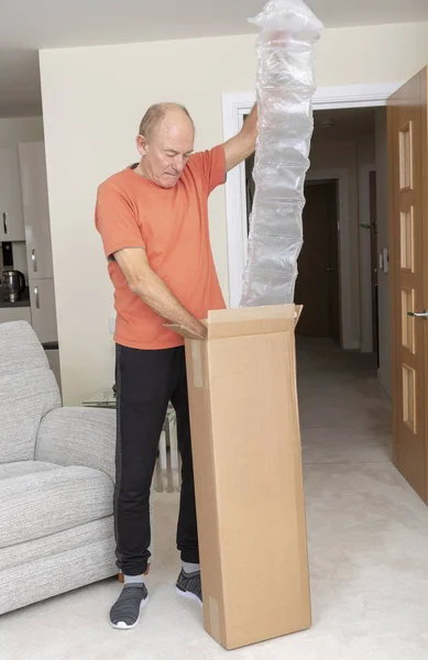 Homem Desembalando Uma Caixa Papelão Marrom Contendo Uma Quantidade Excessiva — Fotografia de Stock