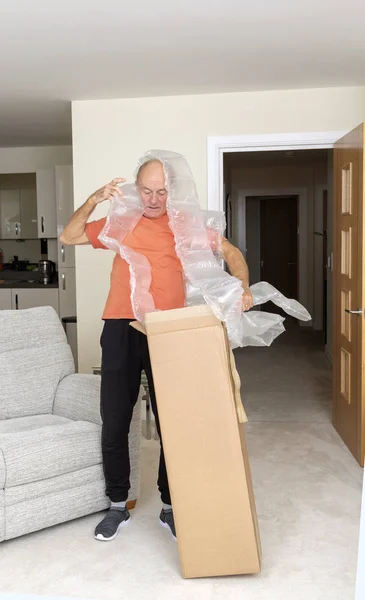 Hombre Desempacando Una Caja Cartón Marrón Que Contiene Una Cantidad — Foto de Stock