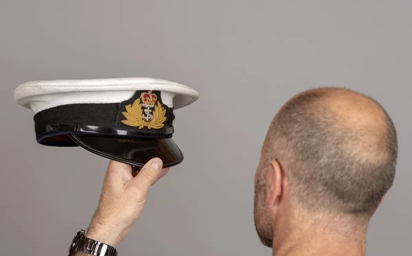 Oficial Naval Con Pelo Corto Gorra Uniforme Militar —  Fotos de Stock