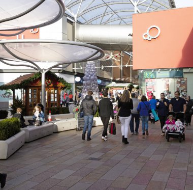Alışveriş merkezleri, Basingstoke, Hampshire İngiltere İngiltere. Aralık 2018. Noel alışveriş Basingstoke şehir merkezinde yaya alanında.