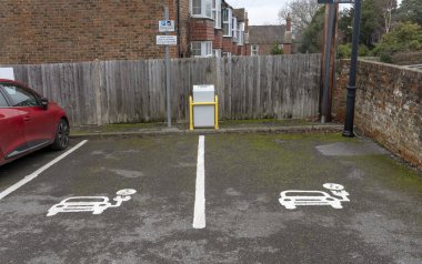 Bay elektrikli araçların şarj için otopark. Park ücretleri burada Tenterton, Kent, İngiltere, İngiltere'de
