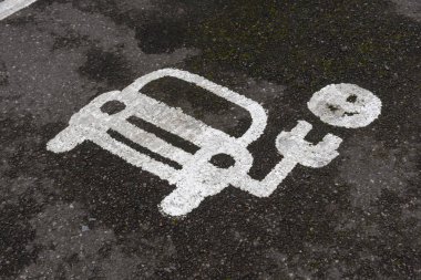 Bay elektrikli araçların şarj için otopark. Tramac boyalı işareti