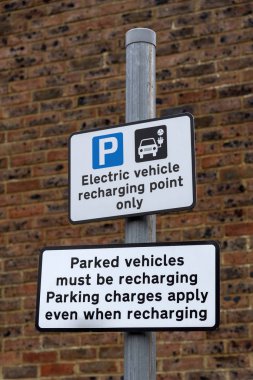Bay elektrikli araçların şarj için otopark. Park için işaretler. Park ücretleri burada Tenterton, Kent, İngiltere, İngiltere'de