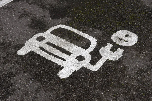 Parkeren Baai Voor Het Opladen Van Elektrische Voertuigen Geschilderde Teken — Stockfoto