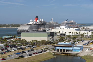 Port Canaveral, Florida, ABD yaklaşık 2017. Yolcu gemisi ve termnal bina ve tekne depolama döken cruise bir bakış