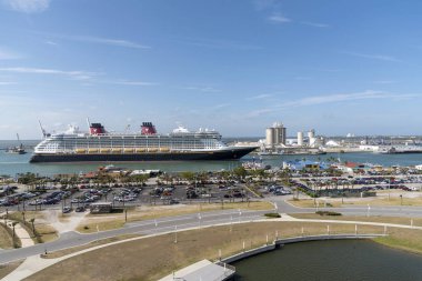 Port Canaveral, Florida, ABD. 2017. Yolcu gemisi Disney Port Canaveral çıkış yapan fantezi