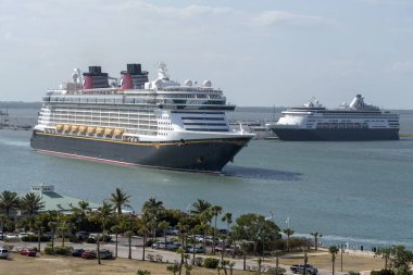 Port Canaveral, Florida, ABD. 2017. Yolcu gemisi Disney Port Canaveral çıkış yapan fantezi