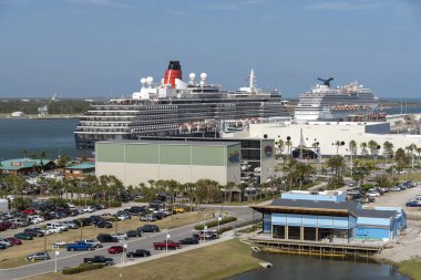 Port Canaveral, Florida, ABD yaklaşık 2017. Yolcu gemisi ve termnal bina ve tekne depolama döken cruise bir bakış