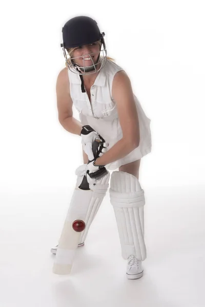 Cricketer Mulher Vestido Branco Com Capacete Segurança Caneleiras Morcego Bola — Fotografia de Stock