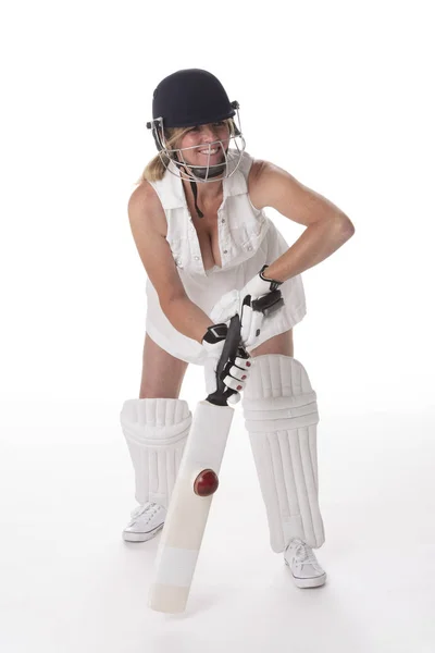 Cricketer Mulher Vestido Branco Com Capacete Segurança Caneleiras Morcego Bola — Fotografia de Stock