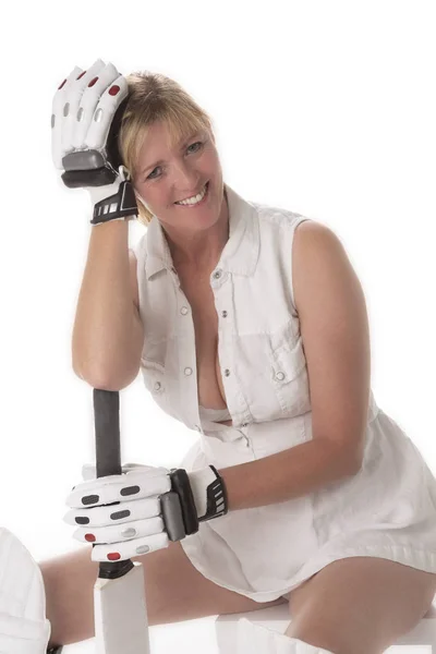 Mulher Jogador Críquete Vestido Revelador Sentado Com Mão Enluvada Descansando — Fotografia de Stock