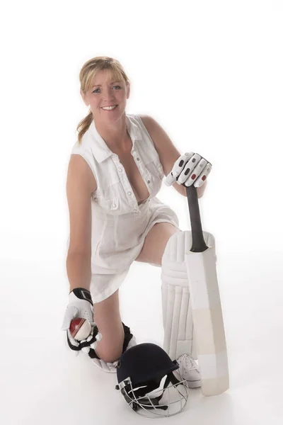 Mujer Jugador Cricket Rodillas Vestido Blanco Revelador Lanzar Una Pelota — Foto de Stock