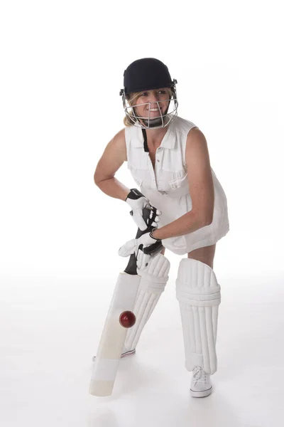 Жінка Крикетка Білій Сукні Шоломом Безпеки Гомілкою Кажаном Ячем — стокове фото