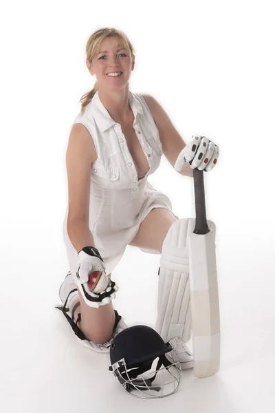 Mujer Jugador Cricket Rodillas Vestido Blanco Revelador Lanzar Una Pelota —  Fotos de Stock