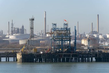 Yanaşma ve kapalı alan petrol ve kimyasal tanker bir rafinerisinde teslim etmek için yükleme