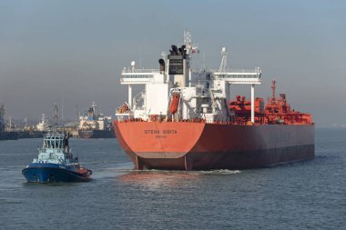 Fawley, Southampton, İngiltere. 14 Şubat 2019. Stena Sarita römorkör Phenix ile bir ham petrol tanker ve halatı bağlı. Bir yatakta Fawley petrol terminal içine manevra