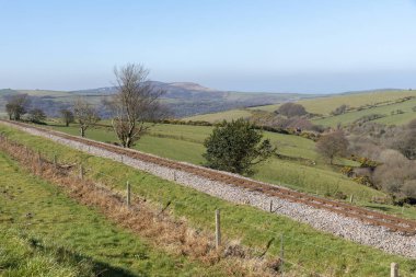 Parracombe, Devon, İngiltere, Birleşik Krallık, Şubat 2019. Exmoor Heddon Vadisi bir görünümünü Lynton ve Barnstaple demiryolu bir dar ölçmek demiryolu hattı ile.