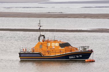 Nehir Torridge, Appledore, Devon İngiltere'de. Şubat 2019. Orta nehir Torridge demirleme üzerinde Mollie Hunt filika.