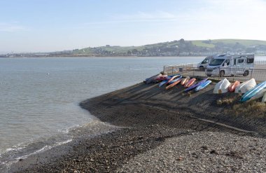 Appledore, Kuzey devon, İngiltere, İngiltere'de. Şubat 2019. Tekneler ve eğlence araçları Quay ile nehir Torridge Haliç zemin üzerinde otopark.
