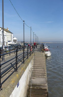 Quay, Appledore, Kuzey Devon, İngiltere, İngiltere. Şubat 2019. Popüler Devonshire kasabanın quayside güneşli kış gününde görüntülemek.