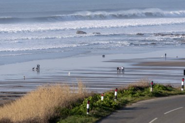 Widemouth Bay, Cornwall, İngiltere, İngiltere'de. Şubat 2019. Widemouth Bay, Bude, Kuzey Cornwall düşük tide denizde bir fon ile yakın.