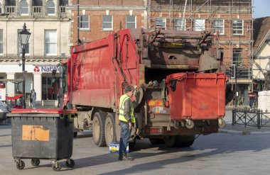 Salisbury, Wiltshire, İngiltere, İngiltere'de. Şubat 2019. Operatif ticari boyutu kırmızı yükleme şehir merkezinde bir kamyon içine bin reddetme.