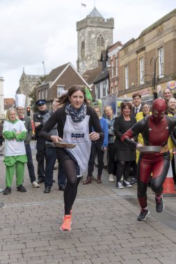 Salisbury, Wiltshire, İngiltere'de. 5 Mart 2019. High Street, Salisbury üzerinde yıllık gözleme yarışta rekabet başlangıç rakipler. Olay St Thomas'ın Kilisesi tarafından düzenlenen ve Trussell güven. 