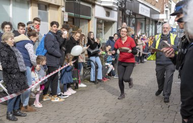 Salisbury, Wiltshire, İngiltere'de. 5 Mart 2019. High Street, Salisbury üzerinde yıllık gözleme yarışta rekabet yarışmacılar. Olay St Thomas'ın Kilisesi tarafından düzenlenen ve Trussell güven. 