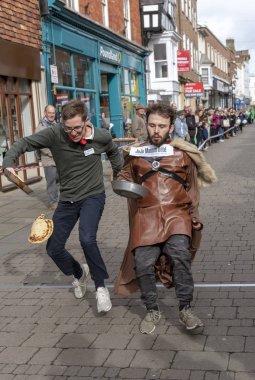 Salisbury, Wiltshire, İngiltere'de. 5 Mart 2019. High Street, Salisbury üzerinde yıllık gözleme yarışta rekabet yarışmacılar. Olay St Thomas'ın Kilisesi tarafından düzenlenen ve Trussell güven. 