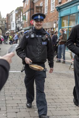 Salisbury, Wiltshire, İngiltere'de. 5 Mart 2019. High Street, Salisbury üzerinde yıllık gözleme yarışta rekabet yarışmacılar. Olay St Thomas'ın Kilisesi tarafından düzenlenen ve Trussell güven. 