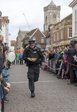 Salisbury, Wiltshire, İngiltere'de. 5 Mart 2019. High Street, Salisbury üzerinde yıllık gözleme yarışta rekabet yarışmacılar. Olay St Thomas'ın Kilisesi tarafından düzenlenen ve Trussell güven. Fotoğraf; 