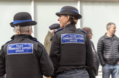 Salisbury, Wiltshire, İngiltere, 2019 Mart. Topluluk destek polis şehir merkezinde görevli