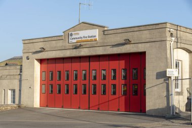 Bude, Cornwall, İngiltere. Şubat 2019. Topluluk itfaiye istasyonu ile kırmızı Sürgülü Kapılar