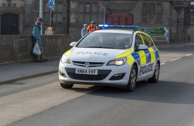 Bideford, Kuzey Devon, İngiltere, İngiltere'de. Şubat 2019. Polis arabası iki memur onboard mavi ışıkla üzerinde
