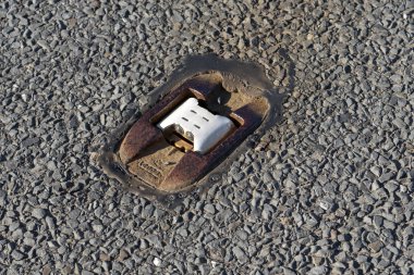 Catseyes dökme demir çerçeve içinde retroreflective yol güvenlik aygıtı yolun ortasında ayarlama.