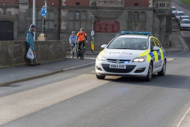 Bideford, Kuzey Devon, İngiltere, İngiltere'de. Şubat 2019. Polis arabası iki memur onboard mavi ışıkla üzerinde