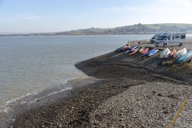 Appledore, Kuzey devon, İngiltere, İngiltere'de. Şubat 2019. Tekneler ve eğlence araçları Quay ile nehir Torridge Haliç zemin üzerinde otopark.